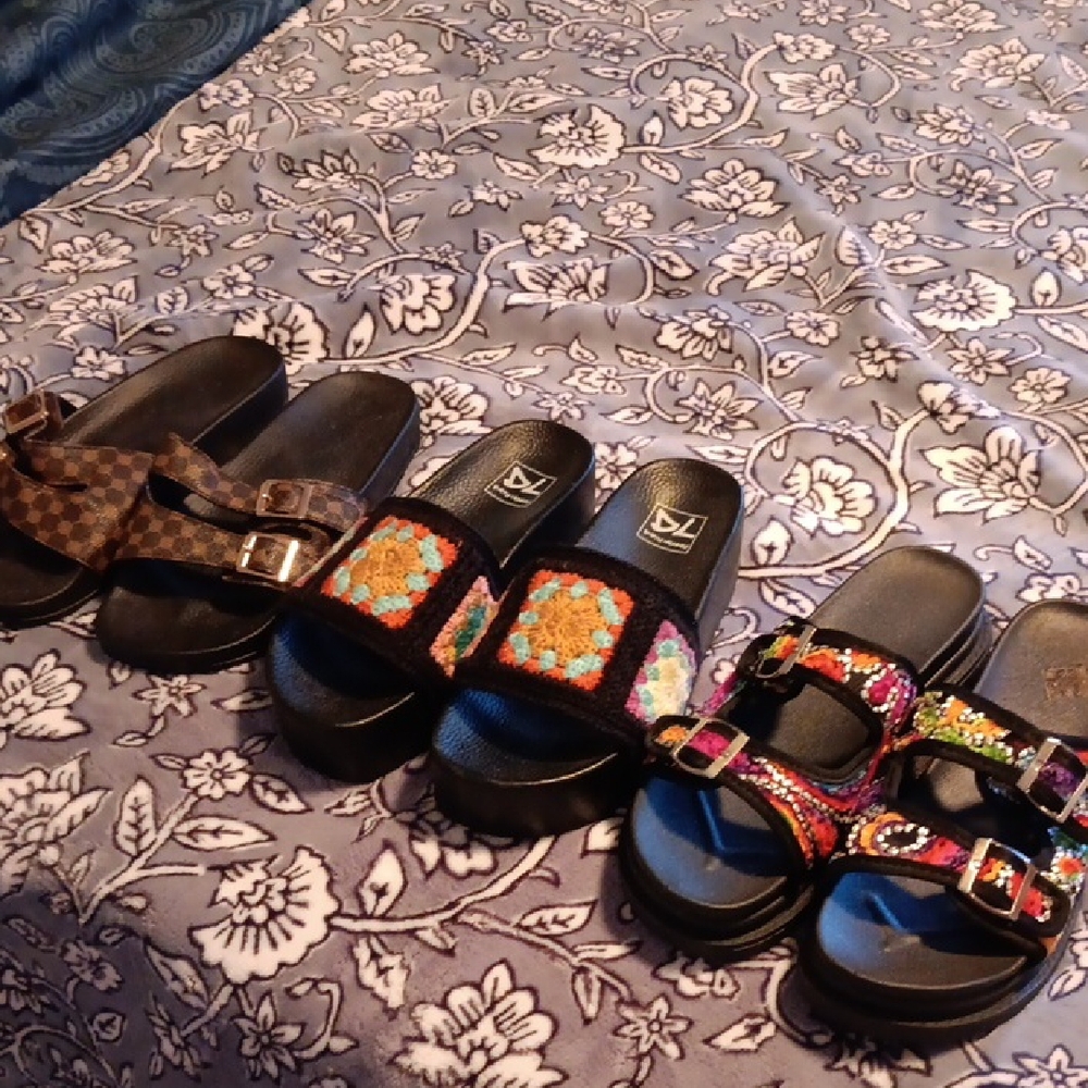 Black Slide Sandals with Multicolored Straps. Lot Of 3 Pr. Size 8- Like New.